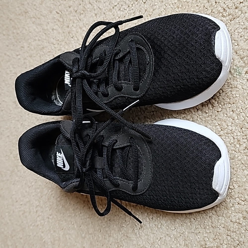 Nike Womens Tanjun Running Sneaker Black/White 7